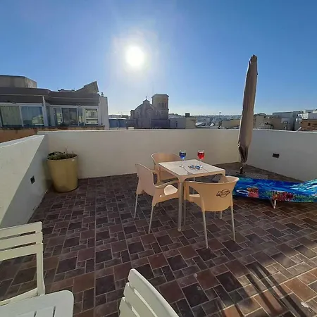 St Julians Penthouse 3 Minutes Walk From Seafront Apartamento Sliema