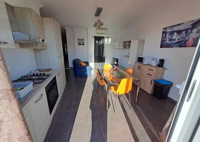 Daire St Julians Penthouse 3 Minutes Walk From Seafront *